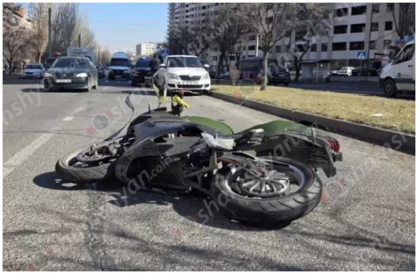 Երևանում բախվել են Skoda-ն ու մոտոցիկլը. վերջինը կողաշրջվել է, մոտոցիկլավարը՝ հոսպիտալացվել